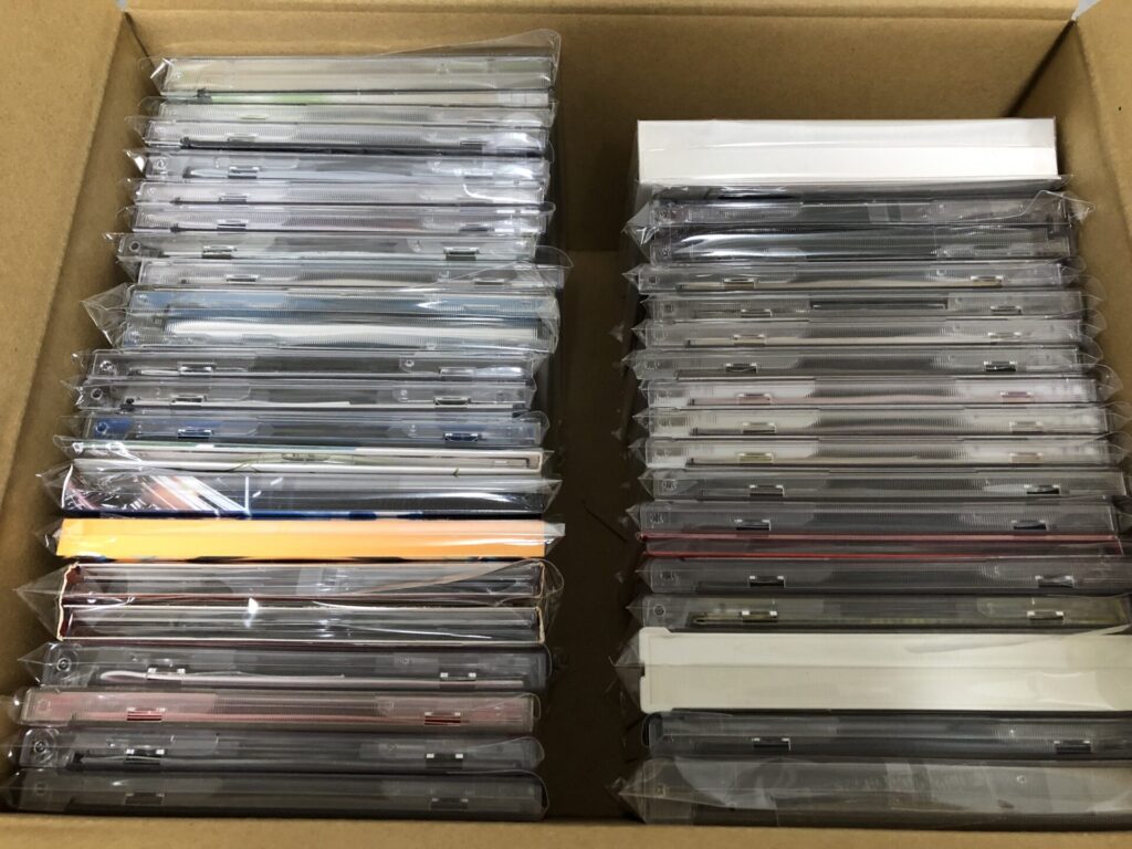 梱包を終えた、ダンボールに詰められた38枚のCD
